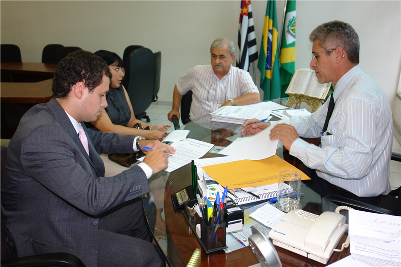 Nícolas, Adriana, Oracy e Anízio: contrato assinado
