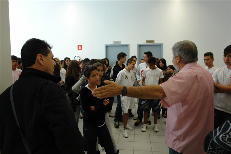 Uruguaio e Kadu recepcionam alunos na Câmara Municipal 