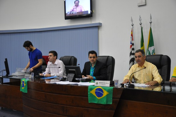 Sessão teve início às 9 horas em função do jogo do Brasil