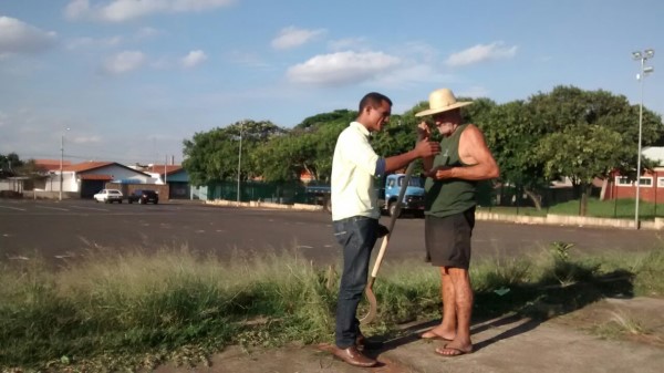 Jesus Vendedore conversa com morador do Santa Rita.