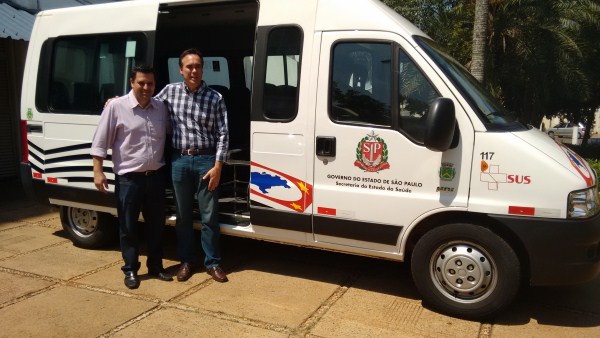 Celso entrega mini bus ao prefeito Denis Andia.