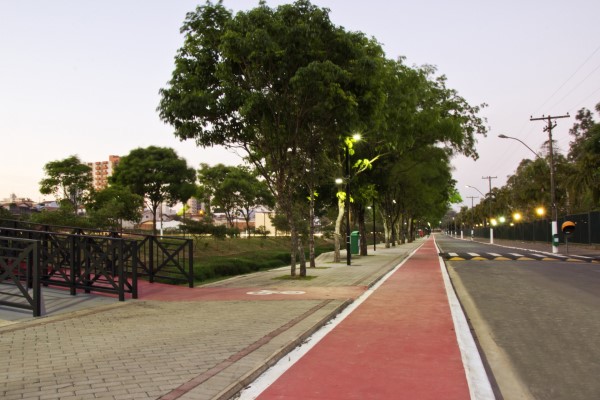 Pessoas que praticam esportes na avenida cobram bebedouro