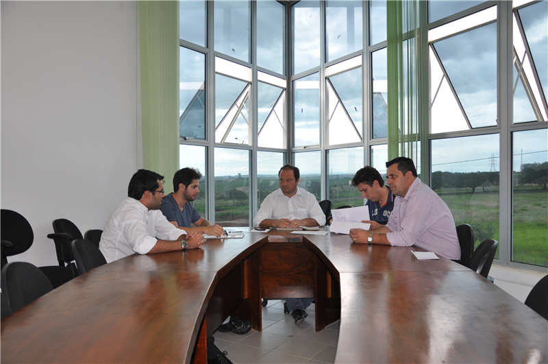 Membros da CEI se reuniram ontem.