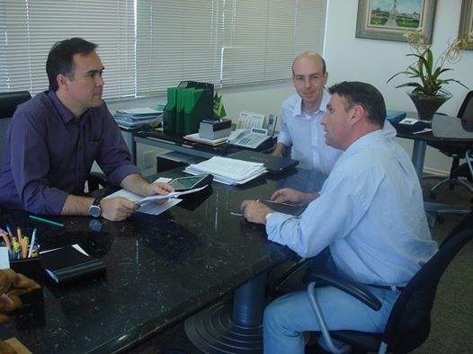 Carlos Fontes durante reunião com prefeito Denis Andia