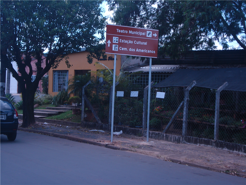 Placa instalada em calçada prejudica pedestres que trafegam pelo local