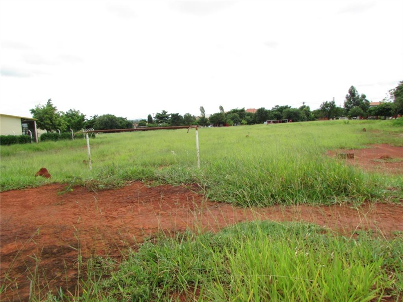 Estado de abandono de campo de futebol tem afastado muitos moradores