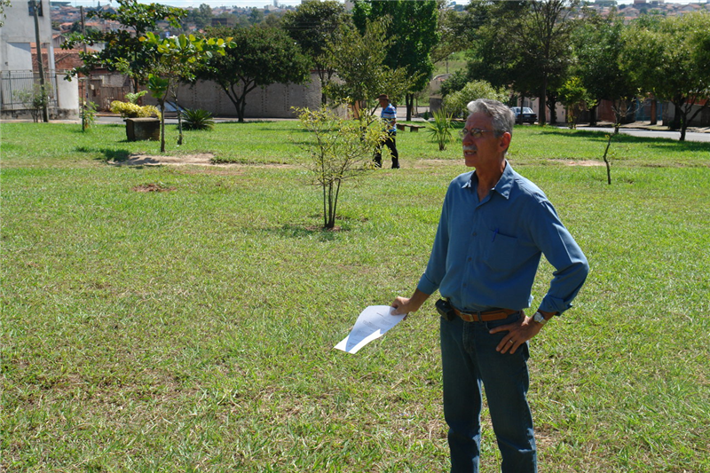 Carlão visita Praça Geraldo Scarazzatti.