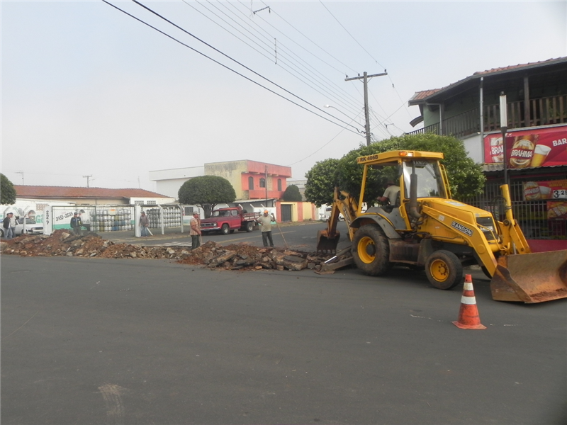 Obras na rua Tupiniquins, travessa com a rua Caramurus.