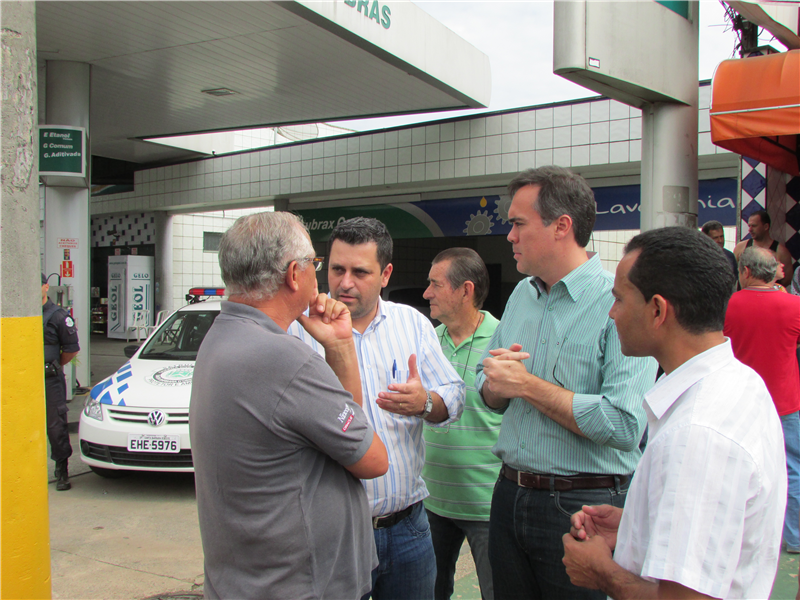 Celso Ávila e prefeito Denis Andia conversaram com moradores e comerciantes a respeito de mudanças no trânsito