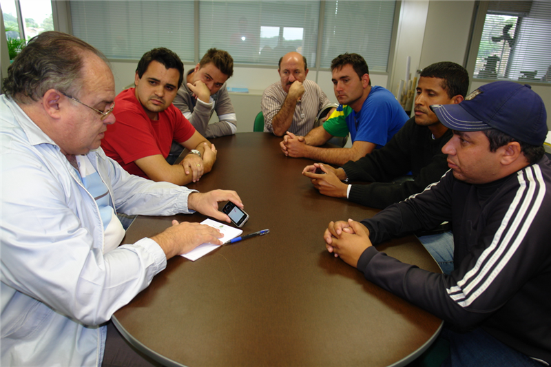 Pinguim acompanhou instrutores em reunião com o secretário de Obras, Kênio Freitas