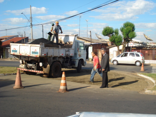 Anízio acompanhou hoje a realização de reparos na rotatória da avenida Mogi Guaçu