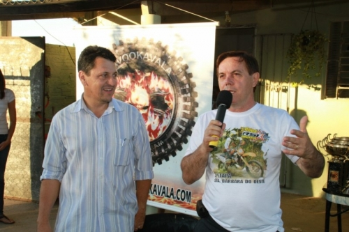 O vereador Kadu e o prefeito Mário Heins participaram de etapa de copa de enduro, no Caiubu