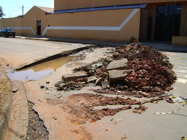 Obra em valeta começou a ser executada hoje.