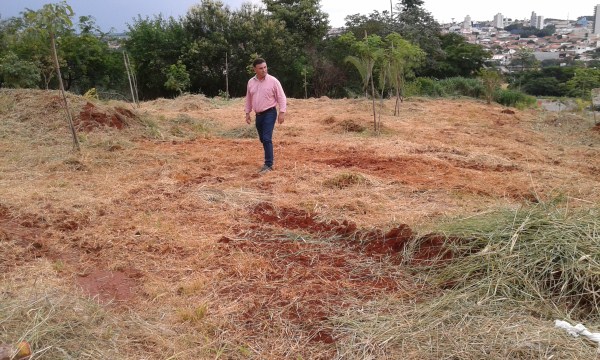 Carlos Fontes vistoriou, hoje (27), limpeza de área pública