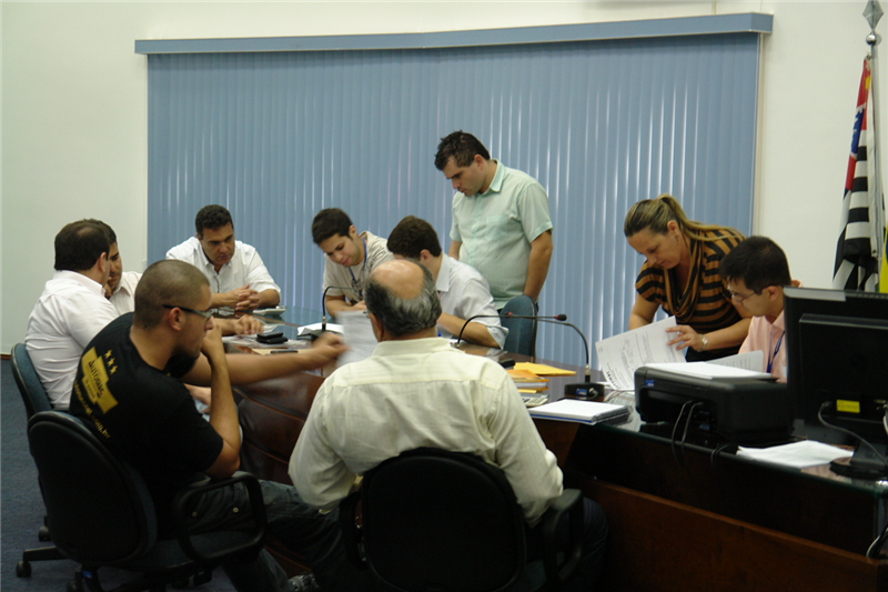 Representantes de duas empresas participaram do pregão na Câmara