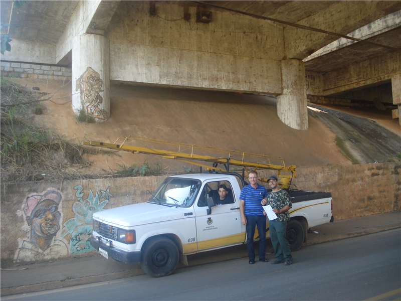 Joi acompanha obras de iluminação sob pontilhão da SP-304 na Vila Sartori.