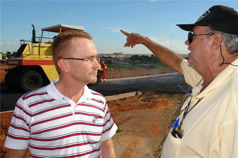 Vereador Joi conversa com Antonio Domins Setti, coordenador de Obras da Galvani Engenharia