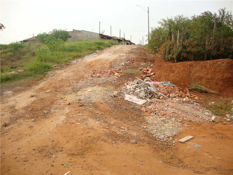 Trecho de terra da rua Wilcon Pereira dificulta acesso de moradores