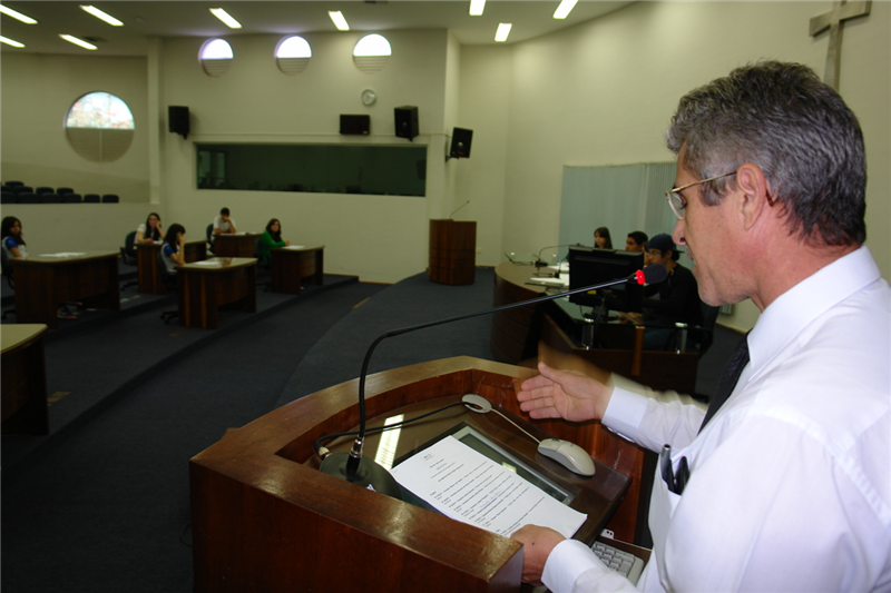 Presidente Anízio fala sobre a Câmara a estudantes presentes no Plenário