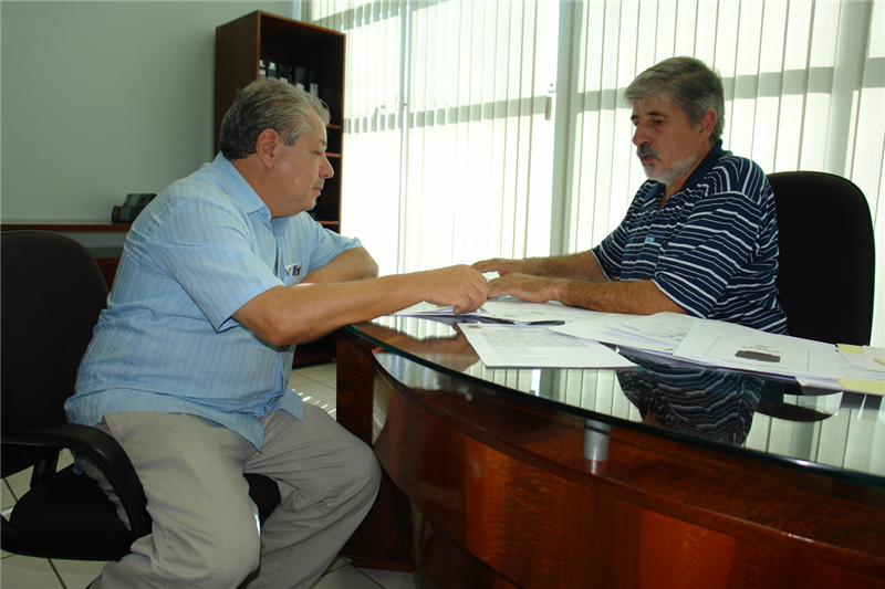 Preocupado, Uruguaio discute vagas em creches com secretário Herb Carlini