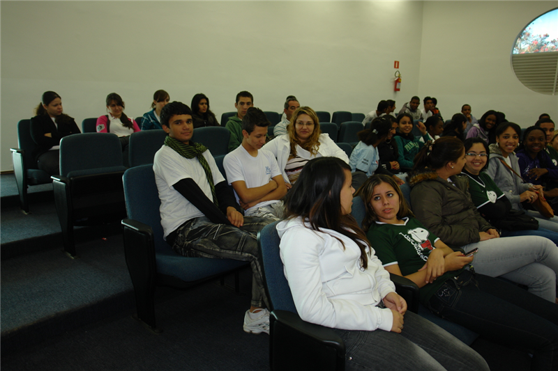 Estudantes estiveram hoje no plenário Dr. Tancredo Neves 