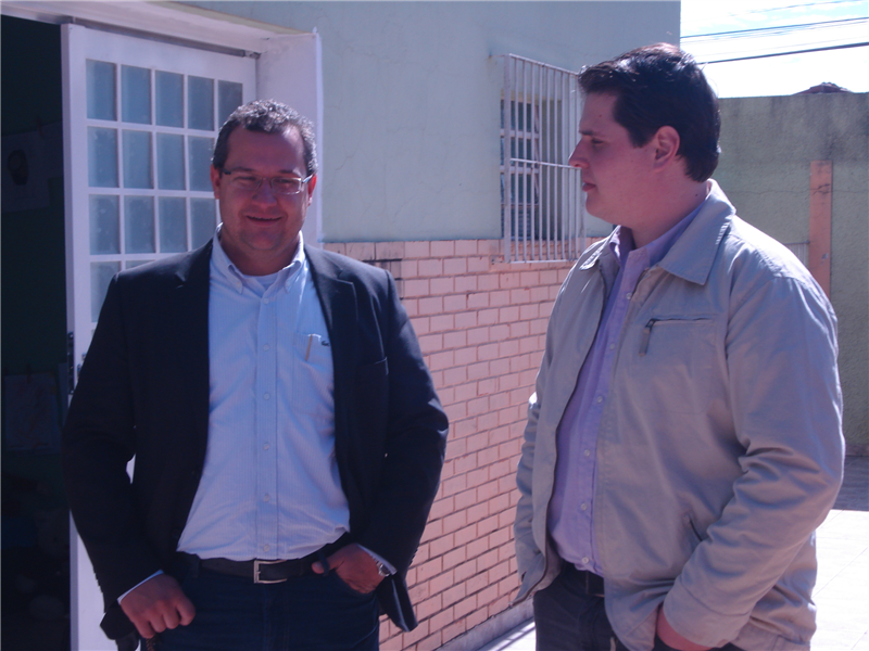 Danilo e Cauê Macris na creche João Paulo II.