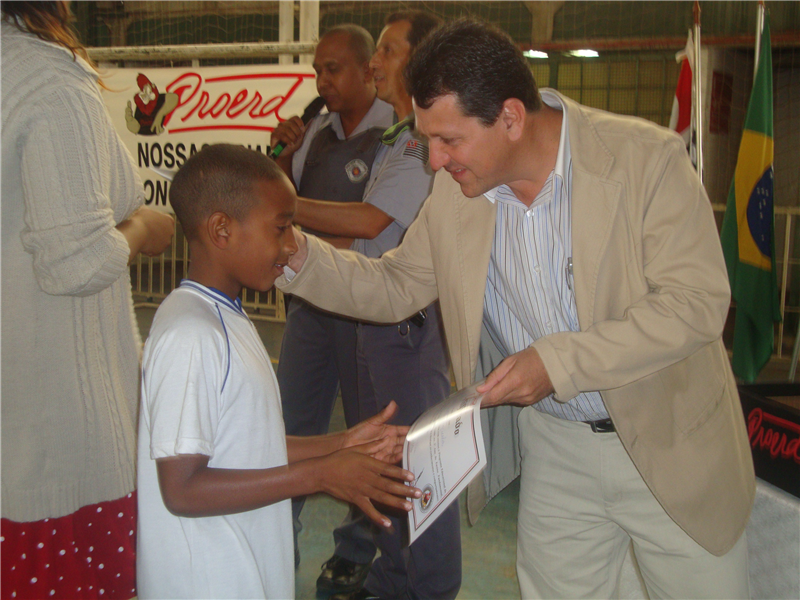 Kadu entrega certificado para estudante da rede municipal de ensino