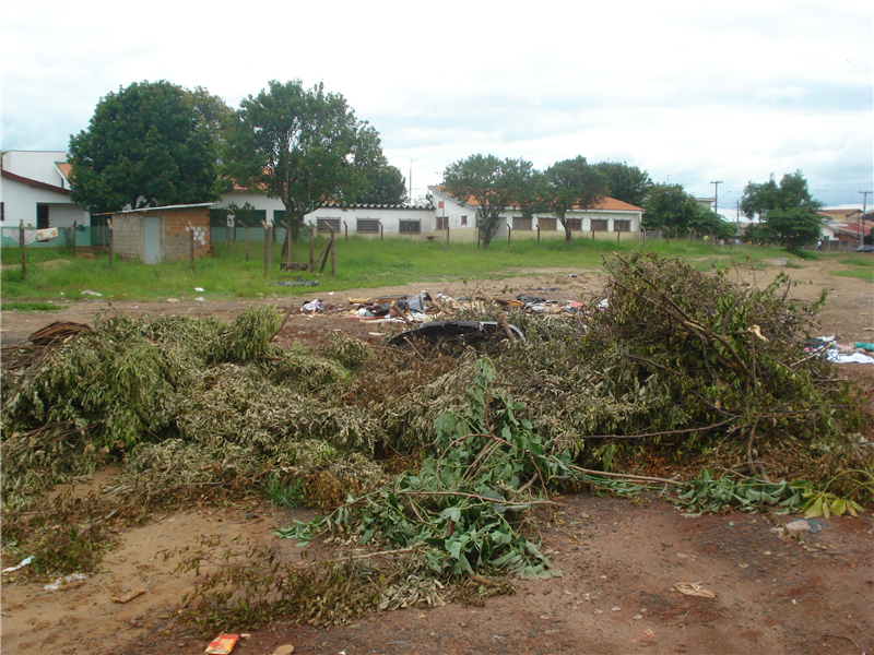 Local onde deveria ter sido construída área de lazer está abandonado