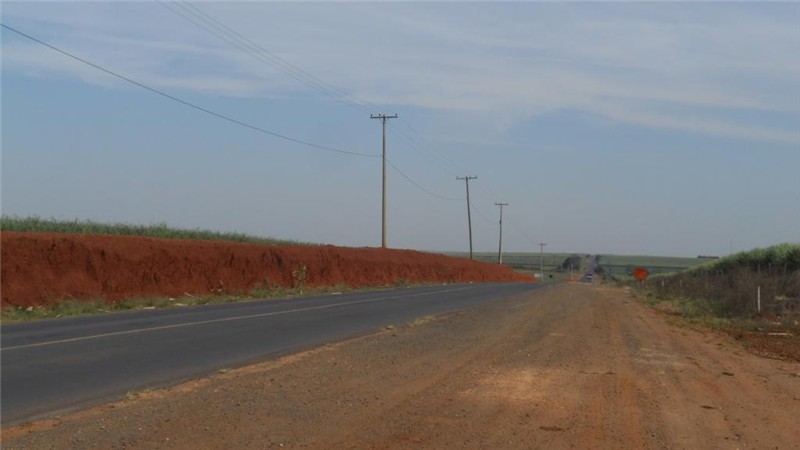 Com pavimanetação quase concluída, DER ainda não fez acostamento e postes continuam ao lado da pista