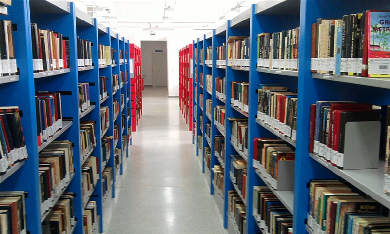 Estantes da Biblioteca Municipal de Piracicaba