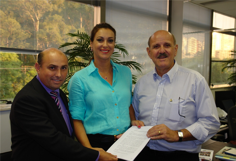 Vereador Carlos Fontes, ao lado da deputada Rita Passos e do diretor da Santa Casa, Laerte Zucolo