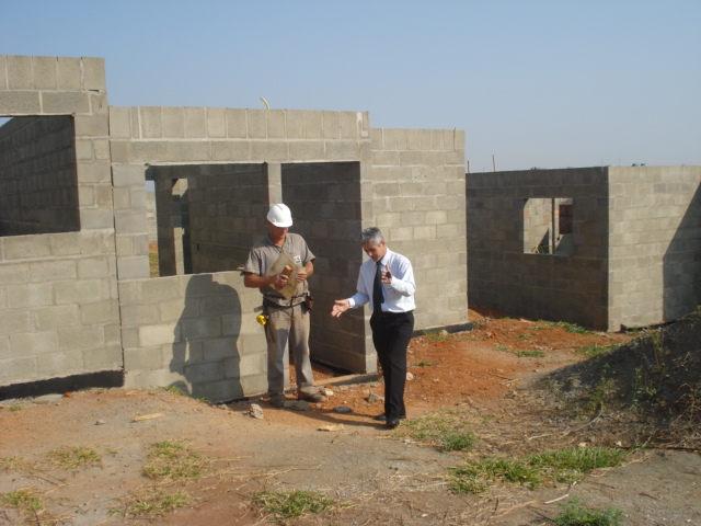 Anízio acompanha construção de casas