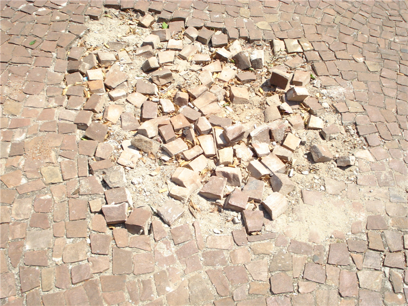 Calçada da praça Rio Branco apresenta pedras soltas, o que amplia o risco de quedas no local