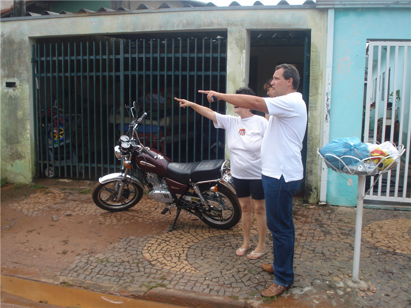 Danilo conversou com moradores do bairro e observou estras causados pela enchente