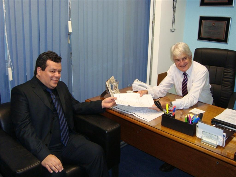 Vereador Dr. José entrega pedido de verbas a deputado Roberto Engler