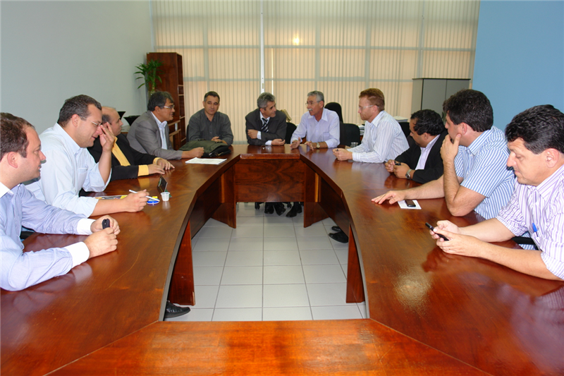 Em reunião, na sala da presidência, Salustiano falou a vereadores sobre extração de árvores