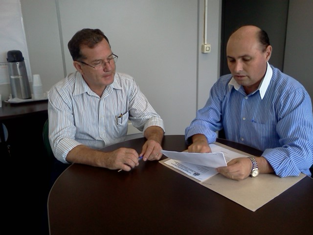 Carlos Fontes em reunião na Secretaria de Obras.