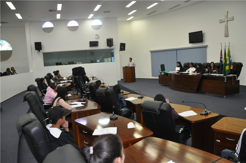 Pinguim conversa com estudantes durante 1ª reunião simulada do Câmara do Futuro