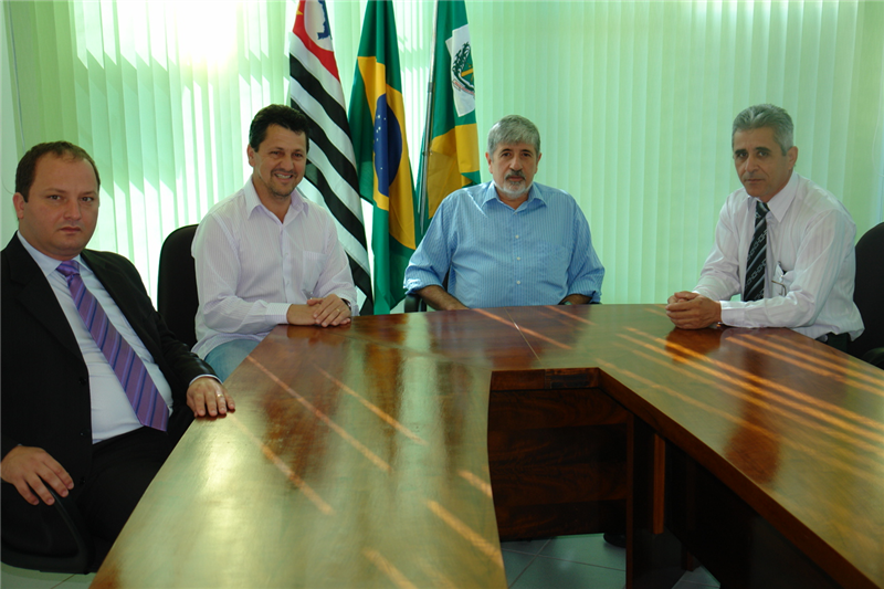 Vereadores da Mesa Diretora ocupam nova mesa em sala de reunião no prédio anexo