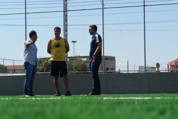 Vereadores visitam campo do society no Santa Rita