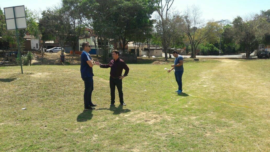 Carlos Fontes visitou campo de futebol ao lado de secretário