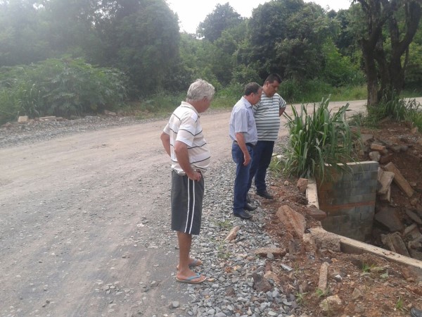 Moradores mostram área ao secretário de Obras do Município