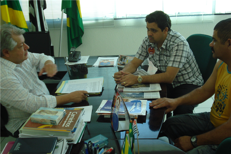 Pinguim em reunião com Herb Carlini.