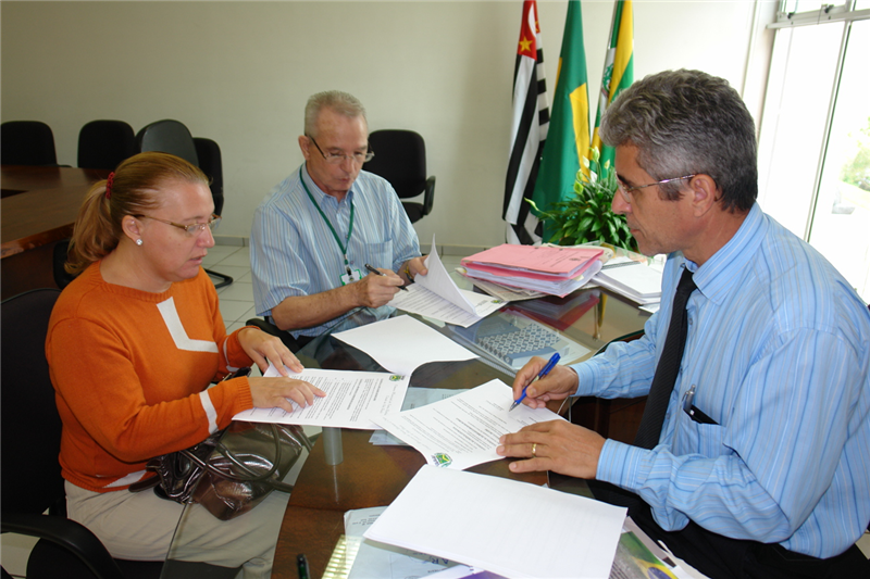 Presidente Anízio Tavares da Silva e aqrquiteta Ana Lúcia Brolezzi assinam contrato