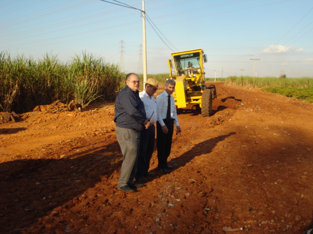 Anízio acompanhou trabalhos de manutenção na estrada da Cachoeira, acompanhado do secretário de obras, Kênio Freitas, e do diretor do DAE, João Giovanetti