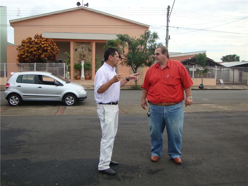 Engenheiro Fernando prometeu a Kadu instalar refletores na praça