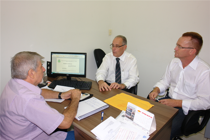 Gerente do Bradesco conversa com vereadores na Câmara barbarense