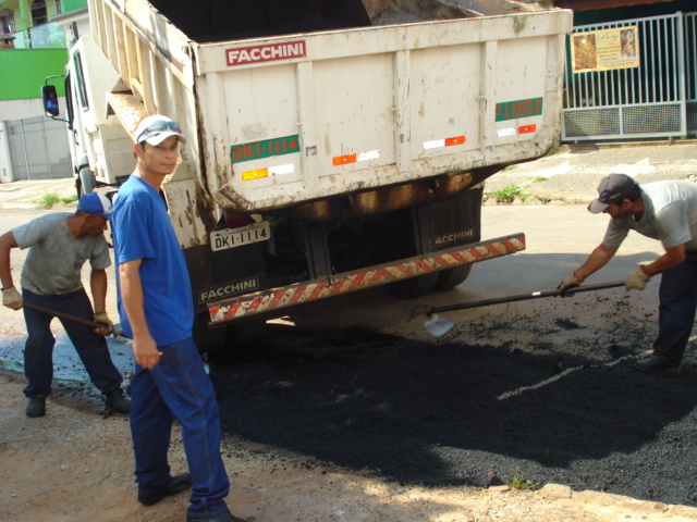 Equipe de tapa-buracos do DAE executa melhorias na Zona Leste.