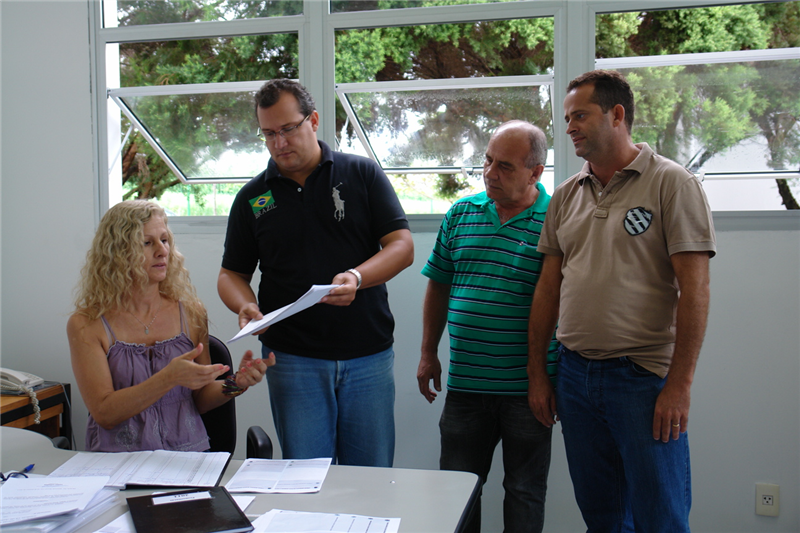 Ao lado de Dario Furlan, presidente do União Barbarense, e de Edvaldo Souza, membro da divisão de futebol do clube, Danilo entrega projeto de lei a ser protocolado