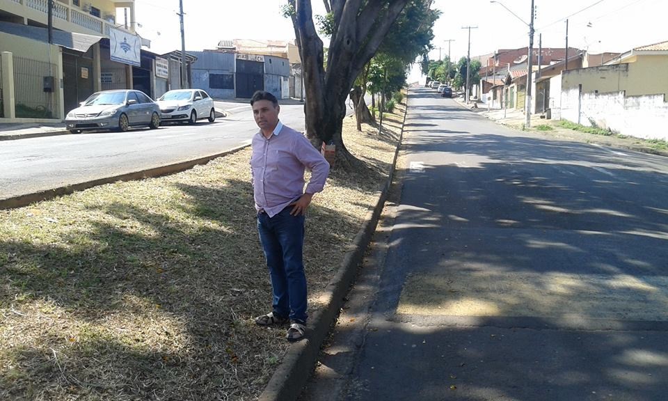 Carlos Fontes em visita ao Jardim Vista Alegre.